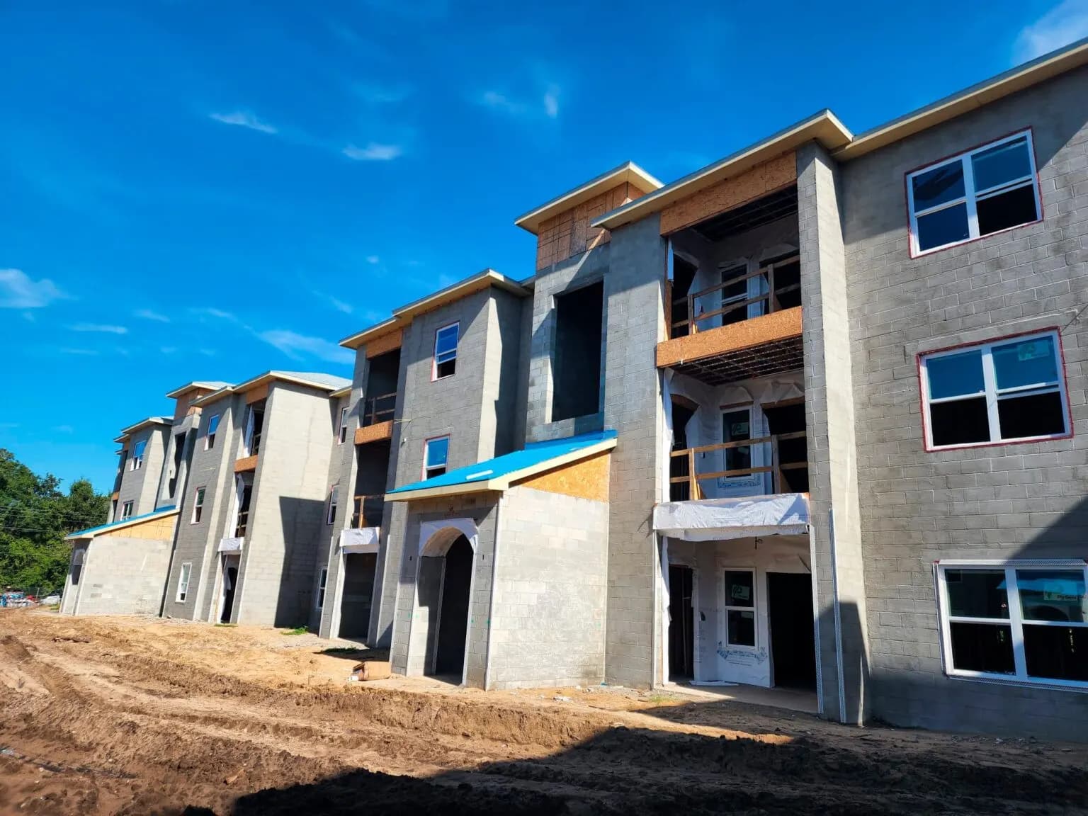Planteau Village apartment buildings in Lakeland
